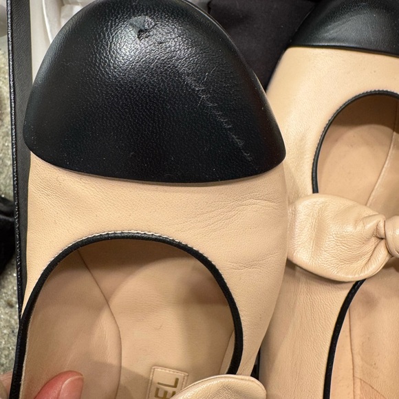 CHANEL Beige and Black Bow Flats - Picture 3 of 5